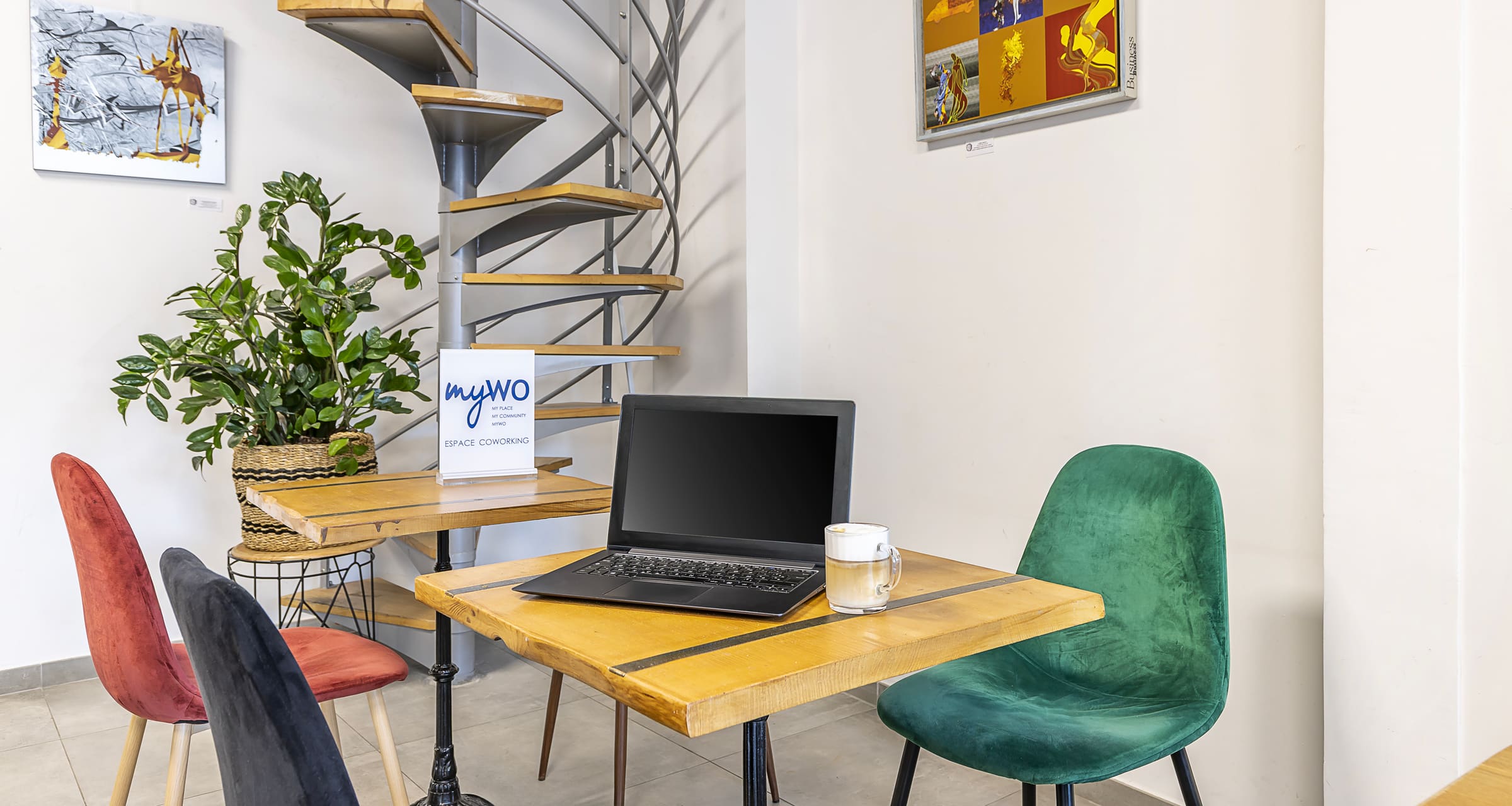 Coworking 11Bauer · poste de travail en bois, escalier hélicoïdal, ambiance atelier